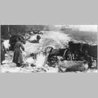 900-0073 Flucht - Ein von der sowjetrussischen Armee zerschossener Fluechtlingstreck.jpg